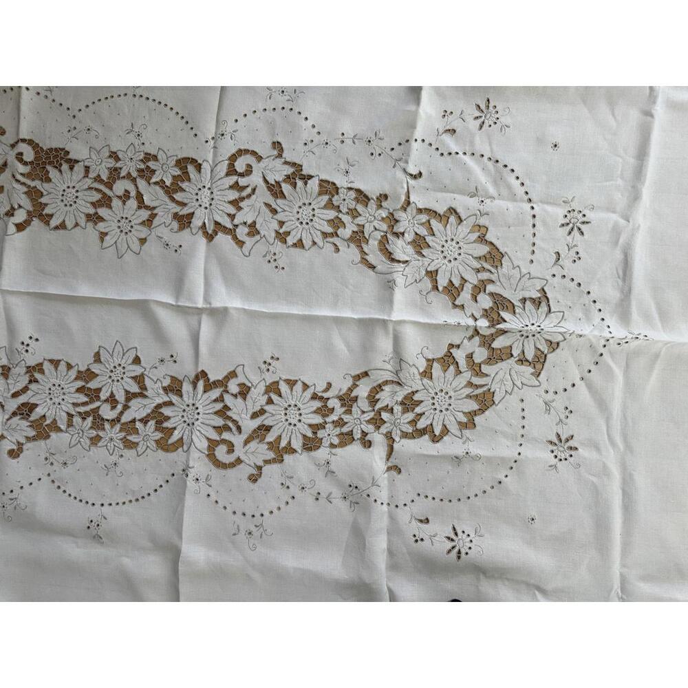VTG Madeira Style Linen Tablecloth 66x110 Cutwork Floral 4 Napkins Richelieu - Picture 4 of 11